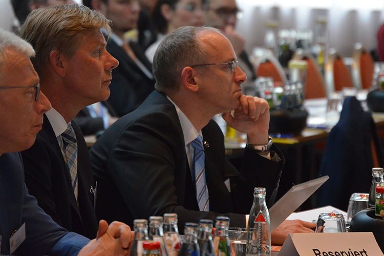 Auch Opel-Service-Direktor Wolfram Knobling kam zu der Veranstaltung der Opel-Partner. „Mit unseren sieben neuen Produkten können wir in diesem Jahr gemeinsam durchstarten.“ (Rehberg / »kfz-betrieb«)