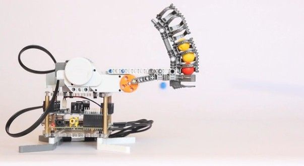 BrickPi als Ballkanone (Bild: Dexter Industries)