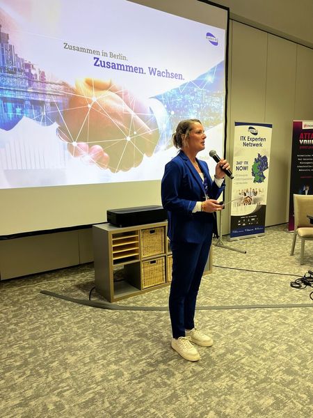 Sandra Balz, Vorständin des Kiwiko-Expertennetzwerks, eröffnet die Veranstaltung. (Bild: Vogel IT-Medien)