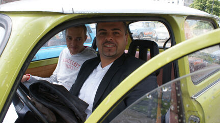 Lars Schiller (Ctronics-Computer, links) und Zafer Büyükbayraktar (Repo IT) machen sich mit der Technik des Trabi vertraut. (Archiv: Vogel Business Media)