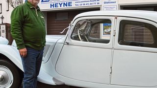 Kleiner Betrieb, aber mit Oldtimervermietung: Wolfgang Heyne bedient mit seinem Unternehmen Auto Heyne in Jena-Münchenroda die Nachfrage von Kunden nach besonderen Fahrzeugen für besondere Anlässe. (Bild: Achter/»kfz-betrieb«)