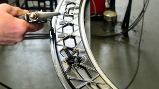 Nach der KTL-Beschichtung müssen beim Spoiler alle Öffnungen und Nähte geschlossen werden. Für die Nahtabdichtung bringt Benseler eine Bördelfalzversiegelung auf. (Bild: Benseler)