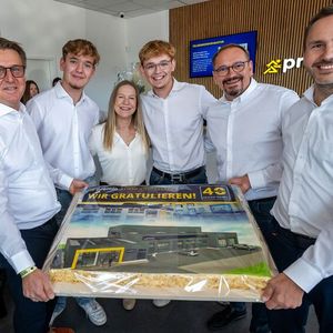 Glückwünsche zum 40-jährigen Jubiläum: (v. l.) Premio-Gebietsmanager Carsten Scholz, Jan  Berg, Claudia Berg, Tom Berg und Thorsten Berg sowie Premio-Leiter Michael Bausch  (Bild:  Premio Reifen + Autoservice Reifen Gabel)