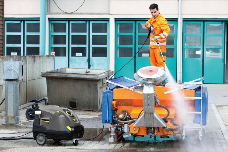 Beim Reinigen mit Hochdruck ist Anthrazit weniger schmutzanfällig als das bisherige Gelb. (Kärcher)