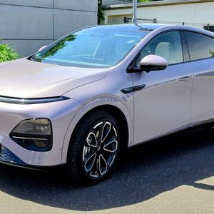 1. Das Design: Das puristische Außendesign zählt zweifelsfrei zu den Stärken des G6. Die Xpeng-Designer haben gekonnt eine Symbiose aus SUV und Coupé geschaffen. Dazu trägt vor allem die nach hinten recht stark abfallende Dachlinie bei. Die schmale LED-Lichtleiste an der Front, die versenkten Türgriffe und der Verzicht auf unnötige Kanten tragen zum eleganten Erscheinungsbild bei. (Bild:  Mauritz – VCG)
