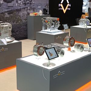 Zum Portfolio von InfiMotion gehören einzelne E-Motoren und Motorsteuerung (vorne) und hochintegrierte x-in-1-Antriebssysteme, sowohl für Personenkraftwagen als auch für Nutzfahrzeuge (hinten links, hinten Mitte und rechts).(Bild:  Vogel Communications Group/Stefan Hafen)