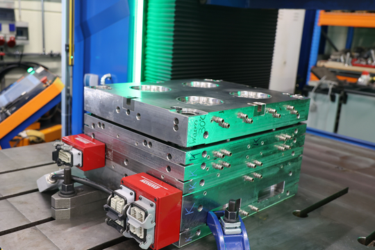 Tuschierpresse HMG 70XS1510 bietet Platz für Werkzeuge bis zu Abmessungen von 1500 x 1000 mm². Für valide Ergebnisse bringt die Anlage eine Schließkraft von bis zu 70 t auf.(Bild:  Pergler Media)