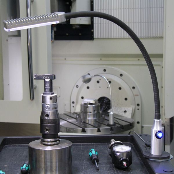 Die Arbeitsleuchten haben eine magnetische Befestigung, die die Fixierung auch an schwer zugänglichen Stellen ermöglicht. (Bild: Bauer & Böcker)