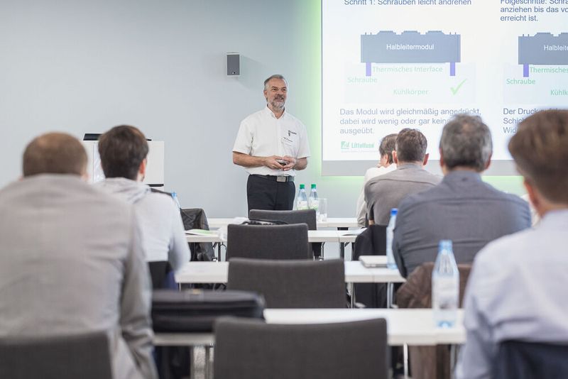 Unter dem Motto „Power of Electronics” versammelten wir am 18. und 19. Oktober 2022 sechs Elektronikkonferenzen in Würzburg: Entwicklerforum Leistungselektronik, DC/DC-Wandler-Tag, Schaltnetzteiletag, Batteriepraxis Forum, Praxisforum Elektrische Antriebstechnik und Cooling Days. Auch 2023 findet Power of Electronic statt. Merken Sie sich bereits jetzt den Termin vor: 17. bis 18. Oktober 2023.  (Bild: Stefan Bausewein )