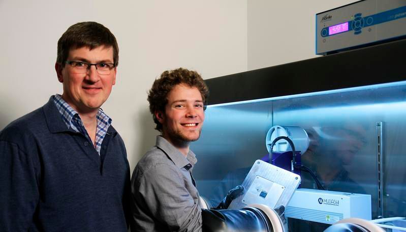 Professor Oesterschulze (l.) und Alexander Hein nutzen elektrochrome Materialien für ihre Technik. (Thomas Koziel/TUK)