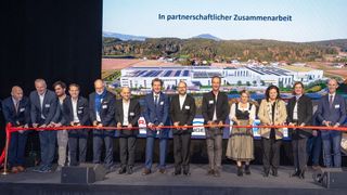 Von links: Christian Walzl (Craiss Austria), Matthias Diehm (Craiss), Pascal Mroncz (Craiss), Matthias Unger (Unger Stahlbau), Dr. Stefan Pieper (Siemens Energy), Christian Anton Oppel (Siemens Energy Austria), Michael Craiss (Craiss), Martin Heinz Kalcher (Siemens Energy Austria), Hagen Temmel (Temmel Immobilien), Bettina Bauernhofer (Bürgermeisterin Weiz), Dr. Claudia Holzer (Landesrätin Steiermark), Barbara Eibinger-Miedl (Staatssekretärin Bundesministerium für Finanzen), Willibald Ehrenhöfer (Landesrat für Wirtschaft, Arbeit, Finanzen, 
Wissenschaft und Forschung). (Bild: Craiss/ Alexandra Luttenberge)