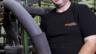 Bild 1: Mit dem Material erreicht man eine Isolierung von verwinkelten Leitungen bei Temperaturen bis zu 250 °C. Aber auch bei -50 °C ist das Material flexibel. Dabei reichen 10 mm Materialdicke, damit der Wärmeverlust um 50% reduziert wird.  (Bild: Conti-Tech)