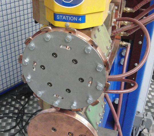 Das ist die jetzt frisch patentierte Rollennahtelektrode von Time, die mit periodisch unterbrochener Profilierung die Wabenstrukturen beim Schweißvorgang quasi „überspringt“. Die Bleche werden dabei lediglich an den Fußpunkten miteinander verschweißt. (Bild:  Time)