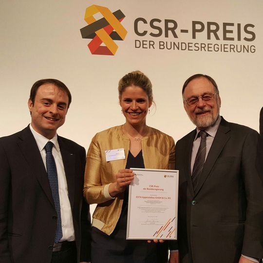 Esta wurde in der Sonderpreiskategorie „Betriebliche Integration geflüchteter Menschen in kleinen und mittelständischen Unternehmen“ mit dem CSR-Preis prämiert (v.l.n.r.: Alexander Kulitz (Mitglied der Geschäftsleitung), Jenny Göser (Marketing/CSR) und Peter Kulitz (Geschäftsführer)).(Bild:  Esta)