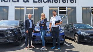 Die Kfz-Sachverständige Victoria von Alkewitz betreut das Autohaus Gitter schon seit rund zehn Jahren. In dieser Zeit haben Geschäftsführer Heiko Etzhold (links) und Serviceleiter Marcus Traulsen-Krauß ihr Unfallschadengeschäft komplett neu aufgestellt. (Bild: Rosenow – VCG)