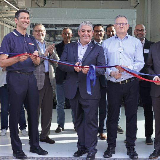 Einweihung der neuen Produktionsräume: Der neue COO der Mikron Switzerland AG, Division Tool, Elio Lupica mit Vertretern der lokalen Behörden und der Dachverbände AITI und Swissmem. Einweihung der neuen Produktionsräume: Der neue COO der Mikron Switzerland AG, Division Tool, Elio Lupica mit Vertretern der lokalen Behörden und der Dachverbände AITI und Swissmem.