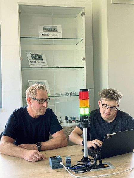 Thomas Ackermann (links) war der für die Einführung des Systems verantwortliche IT-Mitarbeiter und bekräftigt, wie einfach die Inbetriebnahme von SmartMonitor war. Auch Anlagenelektroniker Viktor Winter (rechts) ist begeistert von dem smarten und einfachen System, mit welchem er inzwischen täglich arbeitet.  (Werma)