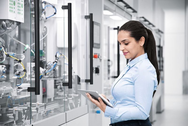 Damit Industrie 4.0 gelingen kann, sind die Ausbildung und Qualifizierung der Fachkräfte an die  neuen Anforderungen der digitalen Produktion anzupassen.  (Festo)