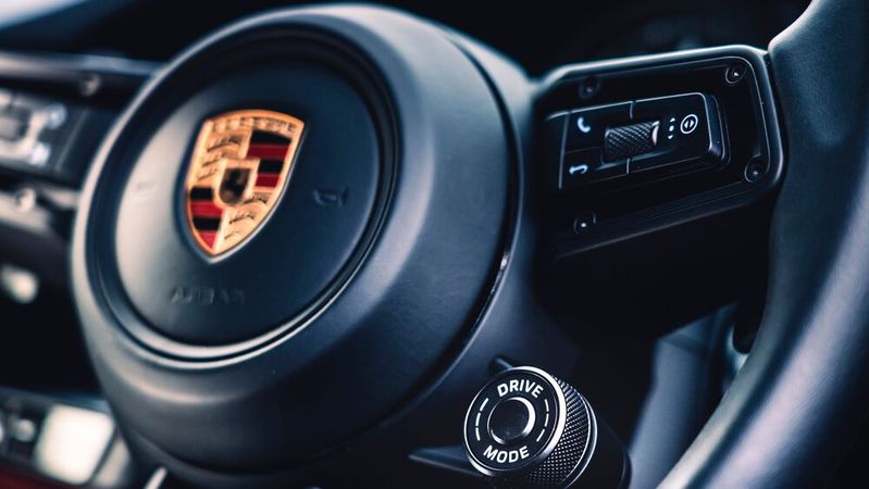 Porsche steuert mit Nachdruck um. Als Teil des Unternehmensumbaus werden drei Tochterfirmen geschlossen.(Bild:  Porsche)