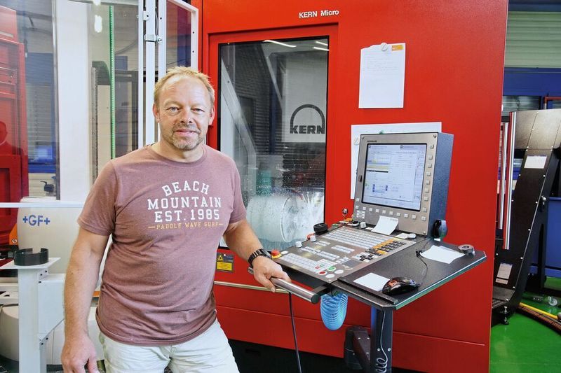 Unternehmer Werner Buschor ist mit der Präzision, die er nun auch im mannlosen Betrieb erzielen kann, höchst zufrieden.  (Kern Microtechnik)