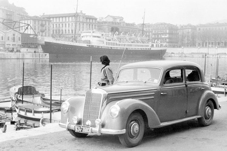 1951 ging es bei Mercedes-Benz wieder los mit der Oberklasse: Der neue 220 (W187) war zusammen mit dem 300er der erste Sechszylinder von Mercedes-Benz nach 1945. (Foto: Daimler)