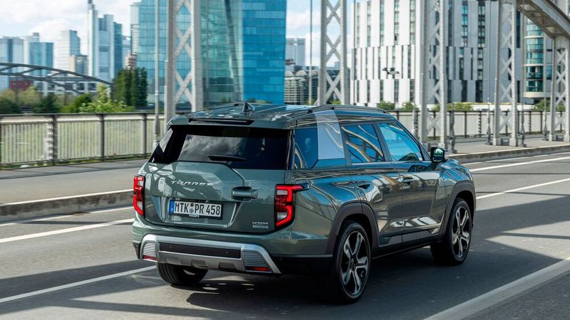 Ein Softie zeigt Muskeln: Die stilisierte Ersatzrad-Mulde am Heck ist eher der Show geschuldet. (Bild: KGM)