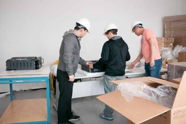 Bilder aus der Bauphase: Samsung-Mitarbeiter nehmen bei der Eingangs-Prüfung die angelieferten Akkus  genau unter die Lupe. (Bild: WEMAG)