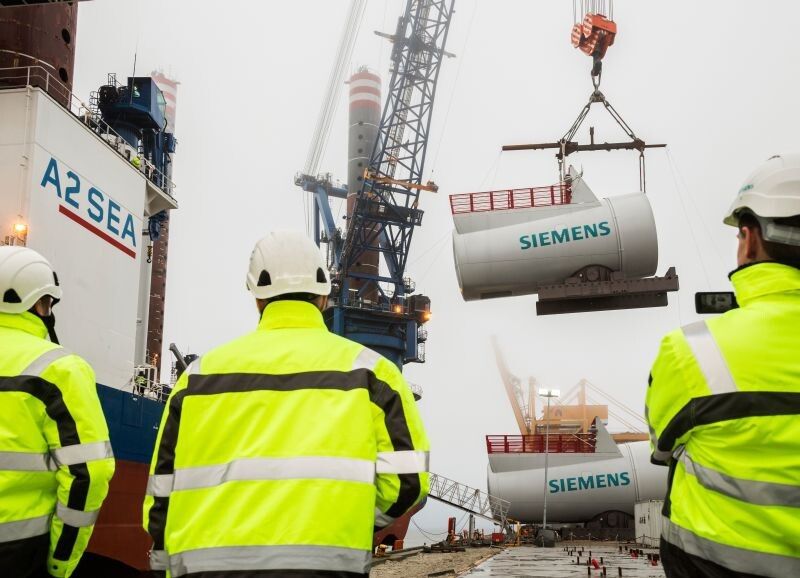 Techniker verladen die beiden Maschinenhäuser der Windenergieanlagen mit einer Leistung von 6 Megawatt auf das Installationsschiff SEA INSTALLER. Diese zentrale Komponente ist etwa 15 Meter lang; der Durchmesser beträgt ca. 6,5 Meter. Diese eigens für den Offshore-Einsatz konzipierte Windturbine greift auf das getriebelose Antriebskonzept von Siemens zurück. Mit rund 50 Prozent weniger Komponenten und einer geringeren Anzahl rotierender Teile kann neben dem Gewicht auch der Serviceaufwand deutlich reduziert werden. Dies trägt dazu bei, die Kosten der Offshore-Technologie weiter zu senken. (Siemens)