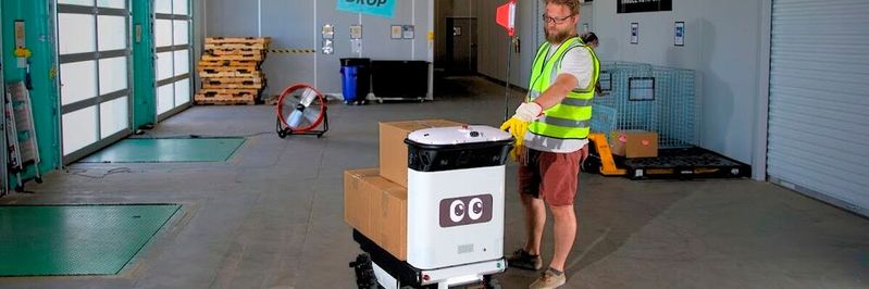Indoor-Outdoor-AMR sollen die Lücke zwischen Innen- und Außenbereich in der Werkslogistik schließen.(Bild:  Cartken)