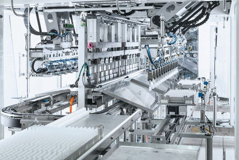 Die Blow-Fill-Seal-Produkte werden reihenweise aus den Sterilisationstrays entnommen und direkt in die Trennstation eingelegt. (Bilder: Schubert)