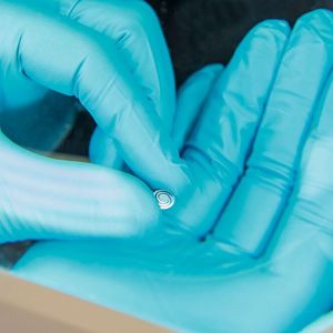 Viele Konstrukteure von Biegefedern entscheiden sich für das fotochemische Ätzen, da Präzisionsteile grat- und spannungsfrei realisiert werden können.