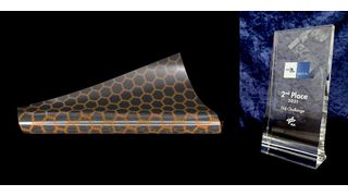 Modell der Sensorfolie zur Messung der Materialbelastung von Luft- und Raumfahrzeugen im Flug. Rechts die Trophäe, mit der diese Idee ausgezeichnet wurde. (Bild: Alexander Hilgarth / Universität Würzburg)
