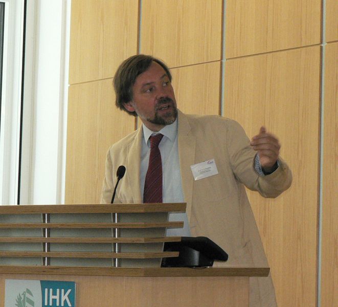 Prof. Dr. Klaus Schilling, Uni Würzburg, zeigte die Telematik-Trends der zukunftsorientierten Fernwartung auf: „Bewegte System fernsteuern.“ (Archiv: Vogel Business Media)