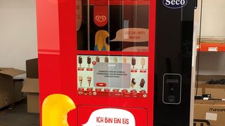 Der secomat IC One der Seco Manufaktur ist ein echter Hingucker im Verkaufsbereich: Intuitiv bedienbar, digital vernetzt und natürlich mit leckerem Eis befüllt (Bild: Igus GmbH)