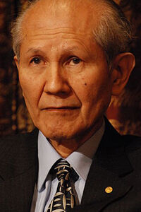 
  
  
    Jahr:
     
    2008
  
  
    Person:
     
    Osamu Shimomura 
(*1928)
  
  
    Nationalität:
     
     Japan
  
  
    Begründung:
     
     „für die Entdeckung und Weiterentwicklung des grün fluoreszierenden Proteins.“ 
  

 (Archiv: Vogel Business Media)