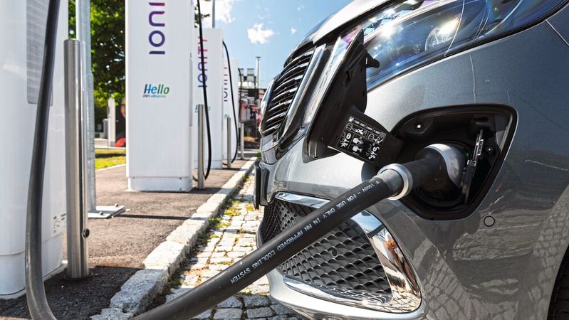 Mercedes hat zuletzt laut einer Analyse der Umweltorganisation International Council on Clean Transportation (ICCT) über die ganze Produktionskette hinweg deutliche Fortschritte bei der CO2-Reduktion geschafft.(Bild:  Daimler)