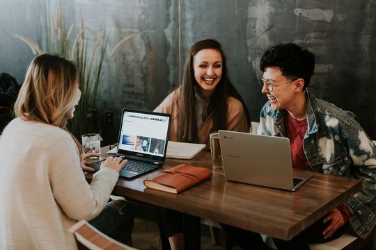 In Kultur-Cafés lernen Mitarbeiter gemein die neue Unternehmenskultur kennen. In Kultur-Cafés lernen Mitarbeiter gemein die neue Unternehmenskultur kennen.