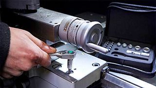 Die 80-zahnige Knarre mit schlankem Stahlgriff bietet einen Arbeitswinkel von nur 4,5 Grad – geeignet für Arbeiten in engen Zwischenräumen. (Stahlwille)