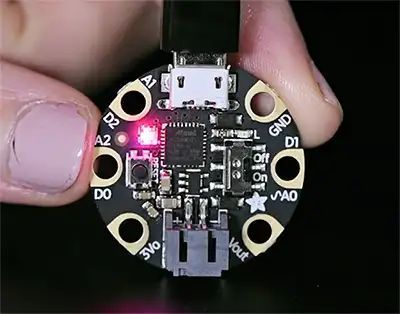 Bild 3: Die 3501 Gemma M0 von Adafruit hat einen Durchmesser von etwa 25 mm und kann über ihren USB-Anschluss oder einen separaten Batterieanschluss mit Strom versorgt werden. (Adafruit)