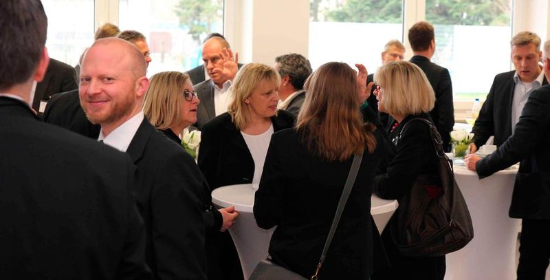 Die Pausen des Med-Industry + Pharma Day wurden für intensive Gespräche genutzt ... (Bild: Reinhardt)