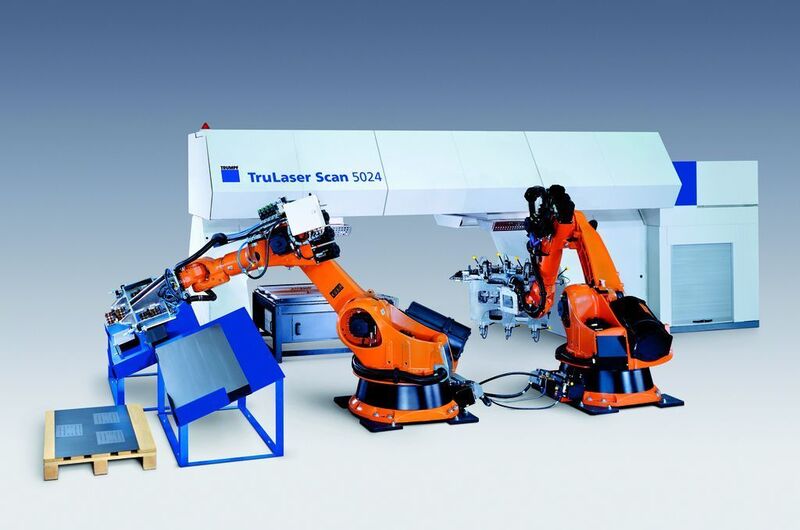 Bauteile können mit Hilfe eines Roboters automatisiert aus einer Position abgeholt und der Tru-Laser Scan 5024 zugeführt werden. Nach dem Schweißen legt der Roboter die bearbeiteten Bauteile an einer weiteren Position ab. (Archiv: Vogel Business Media)