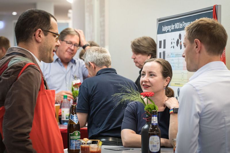 Anwenderkongress Steckverbinder 2023: Tag 1 mit Basisseminaren, Podiumsdiskussion und Posterslam. (Bild: Stefan Bausewein)