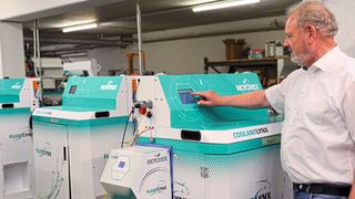 Hans-Hermann Hunfeld vor der Fluid-Managment-Lösung Fluidlynx und Coolantlynx: «Erst ein geeigneter und korrekt eingestellter Kühlschmierstoff ermöglicht das Fertigen von qualitativ hochstehenden Werkstücken.» (Bild: Motorex)