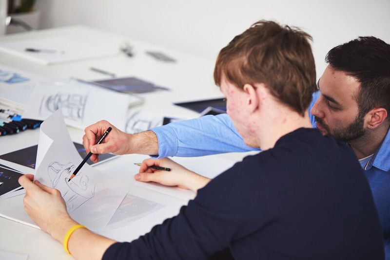 Wie bei den Vorarbeiten für Serienmodelle begannen die Arbeiten mit ersten Skizzen der Silhouette. Mitarbeiter aus dem Skoda-Design geben ihr Wissen an die Azubis weiter. (Skoda)