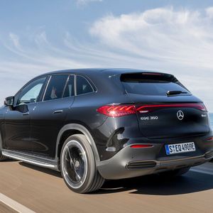 Das Modell ist der kleine Bruder des EQS SUV.(Bild:  Mercedes-Benz)