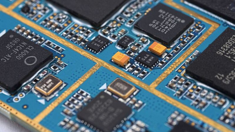 Mehr als nur glänzendes Metall: Bei Spannungen über 1.000 V wird die Lötoberfläche zum kritischen Erfolgsfaktor für die gesamte Baugruppe.(Bild:  frei lizenziert /  Pixabay)