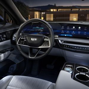 Eindrucksvoll ist das Riesendisplay im Lyriq.(Bild:  Cadillac)