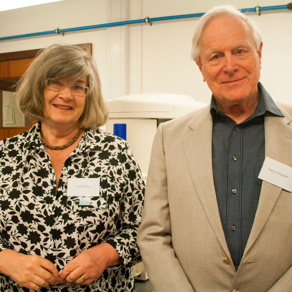 Die Wurzeln der Rasterelektronenmikroskopie: Garry Stewart (rechts) arbeitete an der Konzeption des ersten Rasterelektronenmikroskops zur kommerziellen Nutzung und Celia Moss (links) war eine der ersten Demonstratorinnen. (Zeiss)