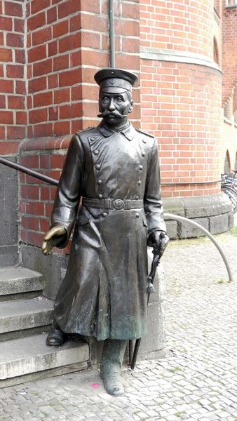 Der Berliner Stadtteil Köpenick ist in diesem Jahr die Heimat des Partnertags von Ferrari Electronic. Die Bronzestatue des Hauptmanns in der Nachbarschaft erinnert an einen legendären Streich, den ein Schuster dem damaligen Bürgermeister spielte. (Bild: Ferrari Electronic)