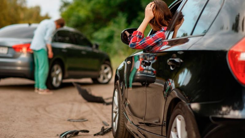Längst nicht alle Autofahrer wissen, was nach einem Unfall zu tun ist und wo Fallstricke liegen. Kfz-Betriebe können helfen. Längst nicht alle Autofahrer wissen, was nach einem Unfall zu tun ist und wo Fallstricke liegen. Kfz-Betriebe können helfen.